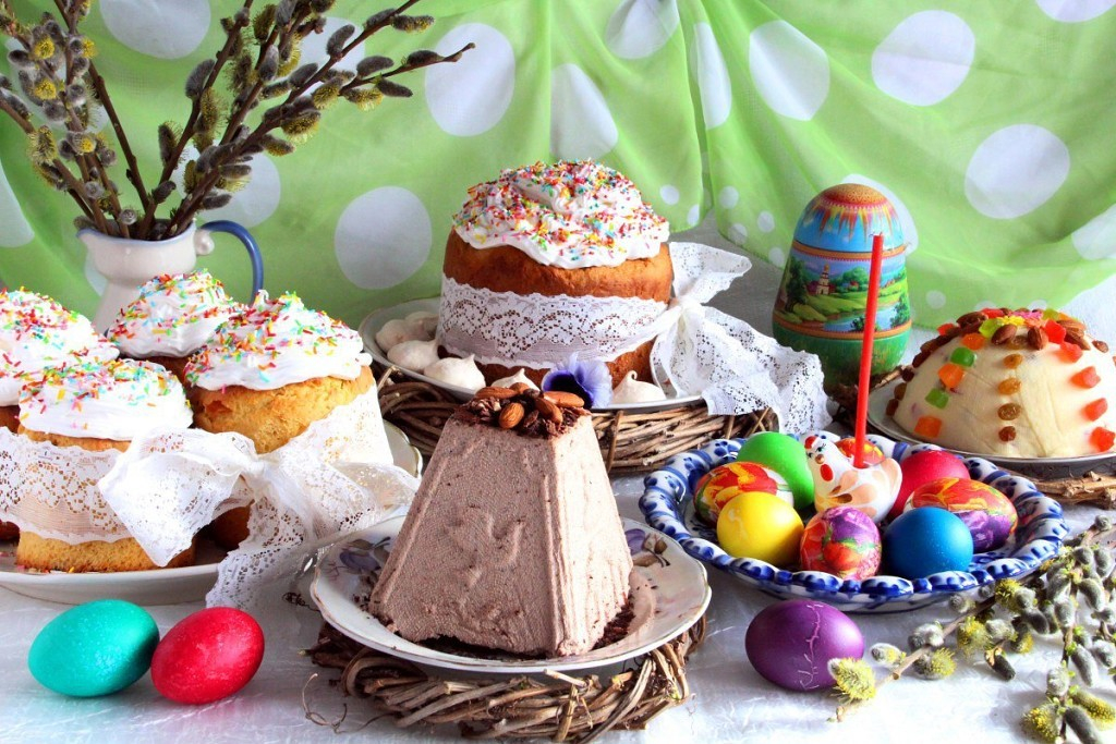 Пасхальный стол: яйца крашенные, куличи пасхальные, творожная пасха